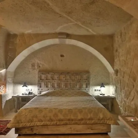 Mahzen Cave מלון