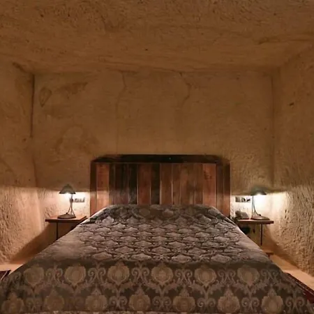 מלון Mahzen Cave 2*